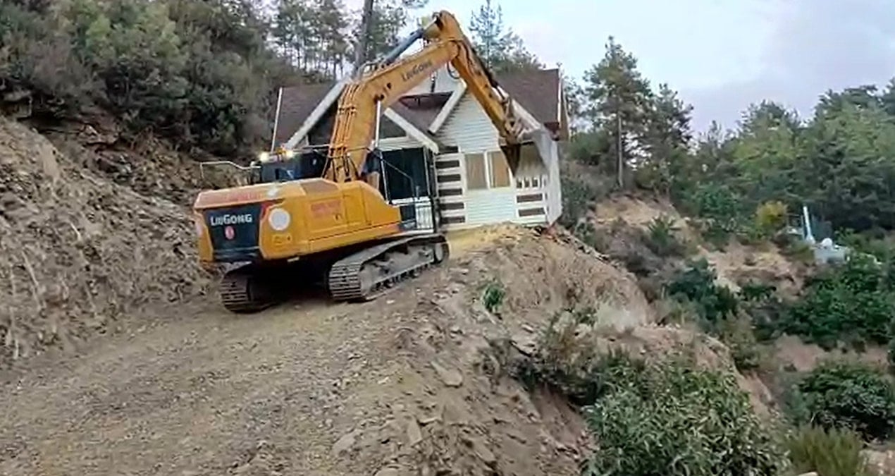 kemal sunalin gulen adam filmi gercek oldu yikim karari verilen evini tasidi pc1yhGLk