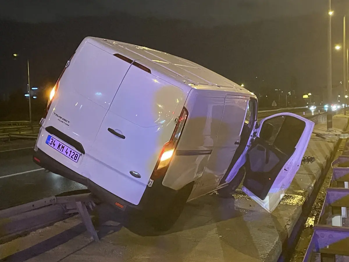 tem otoyolunda kaza surucu yaralandi JI2bCjma