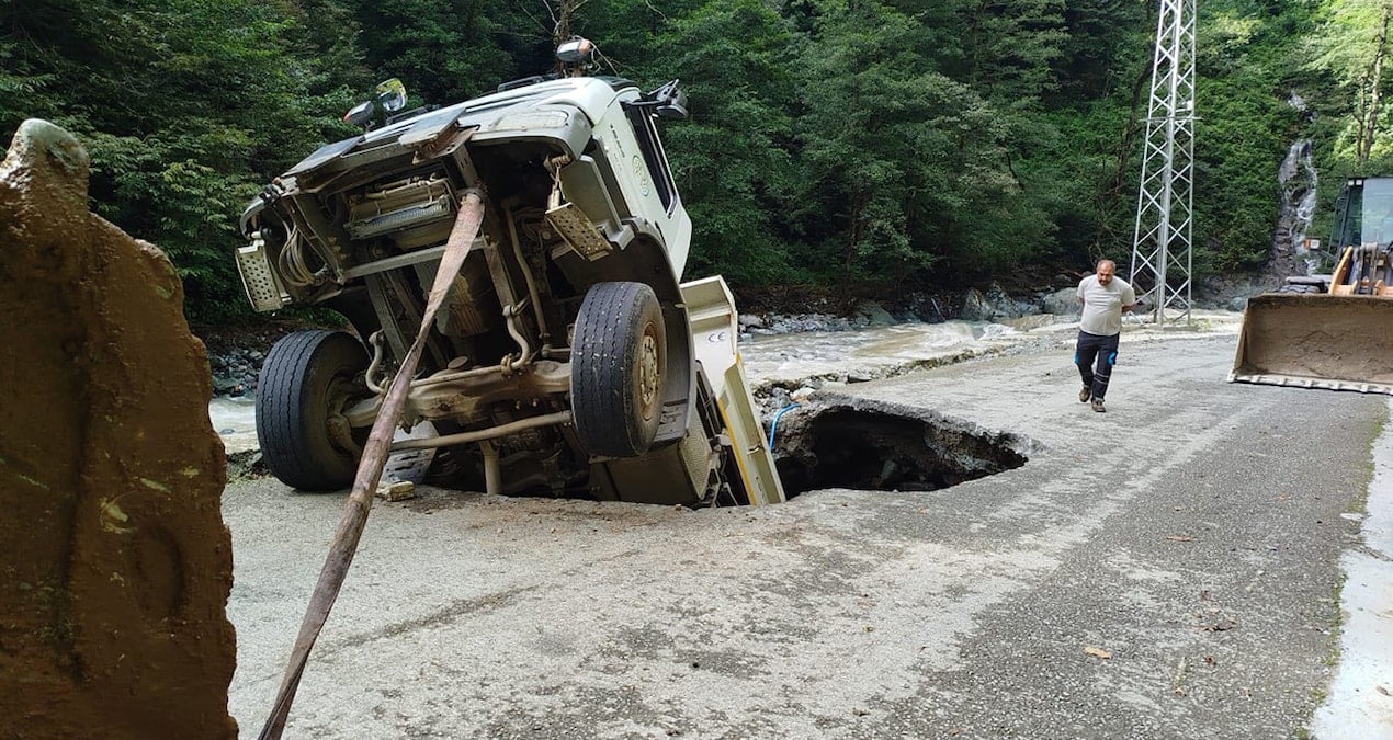 yol yarildi kamyon icine gomuldu sukAzBQY