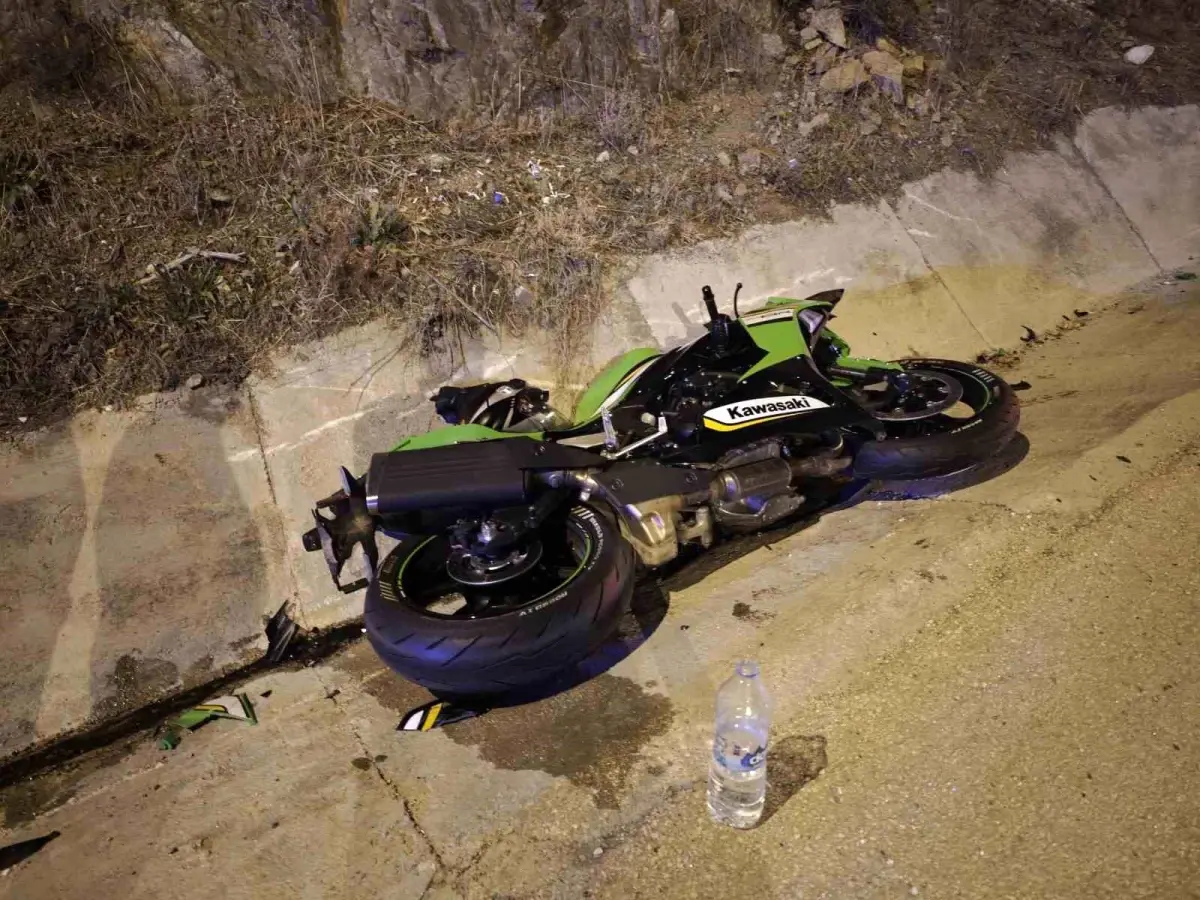 bilecikte motosiklet ile hafif ticari arac carpisti 1 yarali MzQBgs2t