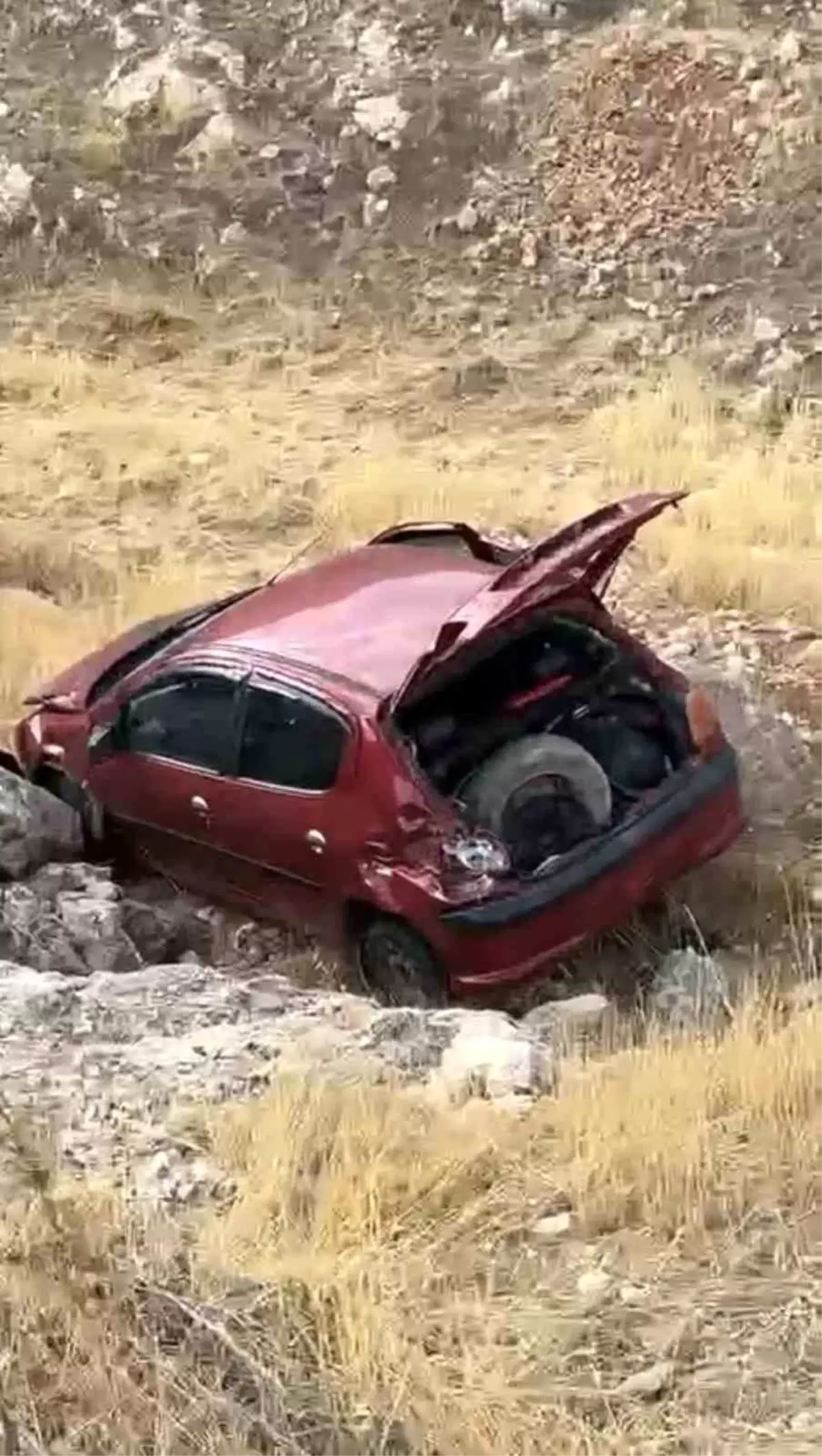 mardinde sarampole devrilen otomobilin surucusu yaralandi d9qFIEAf.jpg