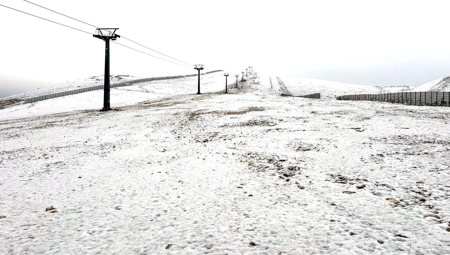yagisli hava yerini kara birakti zirve beyaza burundu HP9gZSHi.jpg