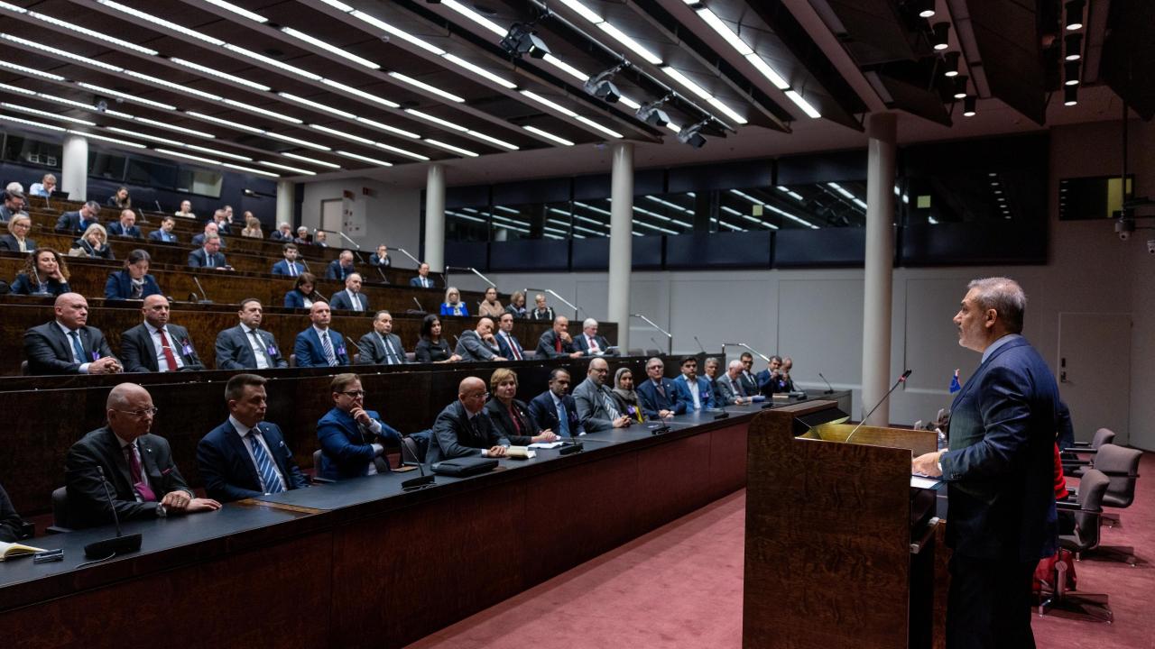 bakan fidan finlandiya parlamentosunda konustu R1cRAiEc.jpg