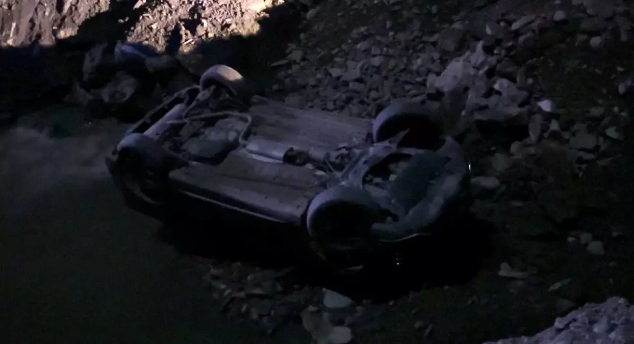 hakkaride kontrolden cikan otomobil dereye uctu 2 yarali rYg1GGhz.jpg