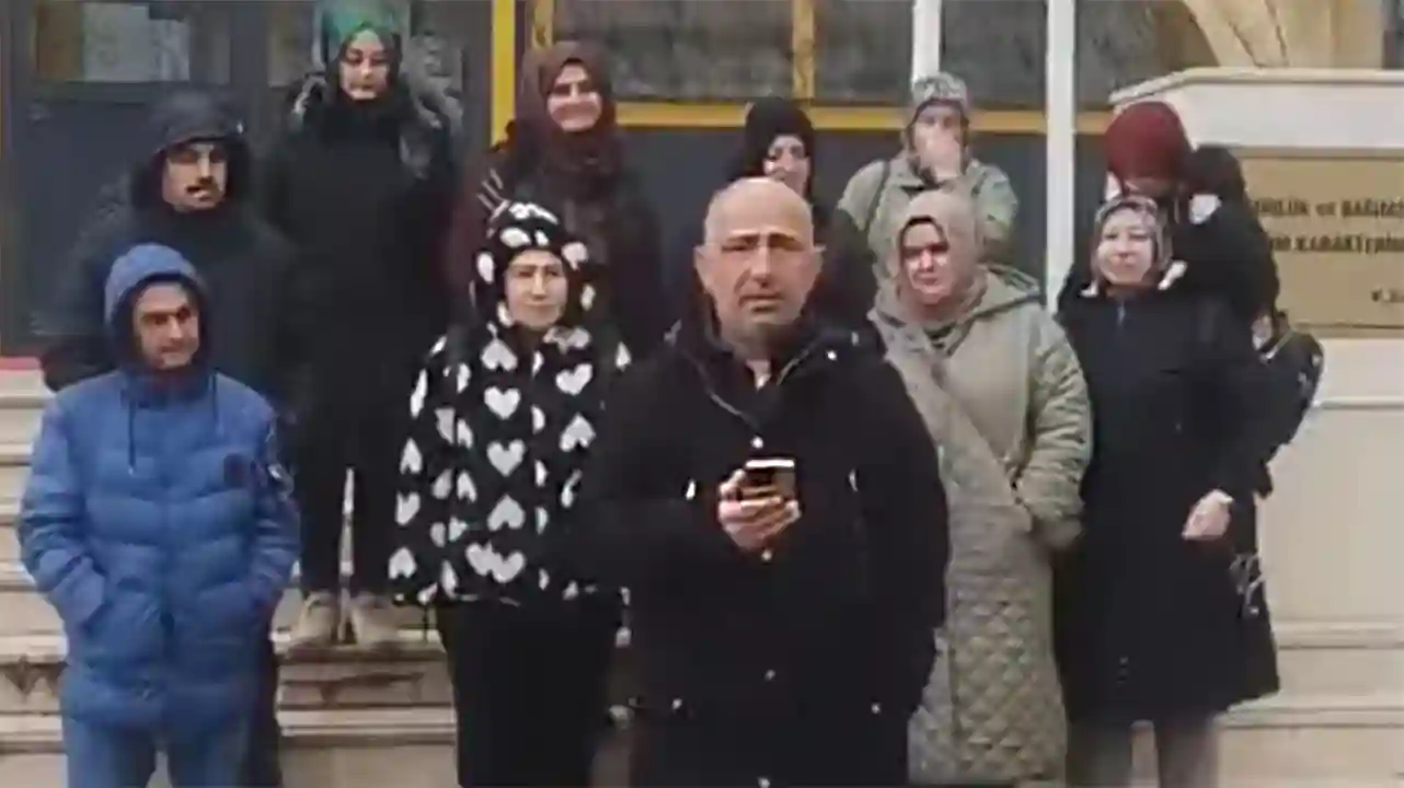 Görevden alınan öğretmene veliler sahip çıktı –