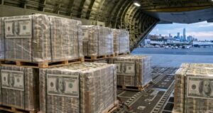 abdden-bir-rest-de-komsuya-ucaklarla-gonderdigi-dolarlari-kesti-N4q9peqR