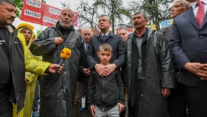 ozgur-ozel-direnisteki-doruk-madencilik-iscilerini-ziyaret-etti-bayram-gununde-yasanan-bu-tablo-bu-YIs4PwKJ