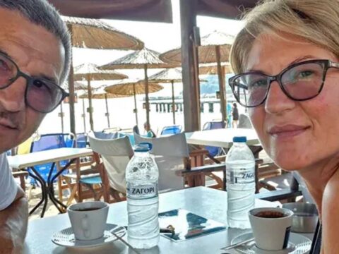 Havada kirilan pencereden disari cekilen yolcuyu esi bacaklarindan tutarak kurtardi mHOKHAWW